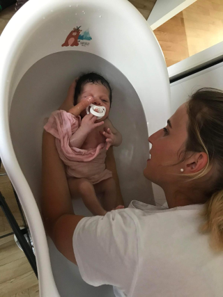 Cindy donnant le bain à un nourrisson