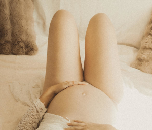mains sur ventre de femme enceinte